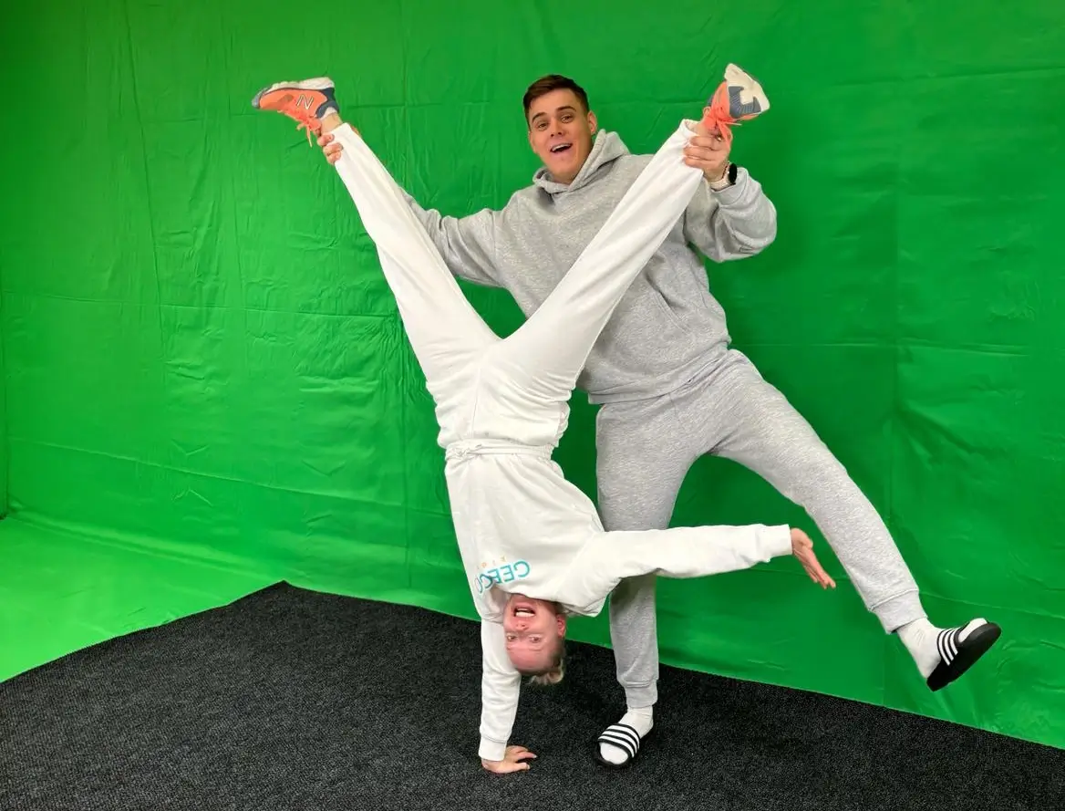 Lapset harjoittelemassa liiketehtäviä yhdessä luokassa